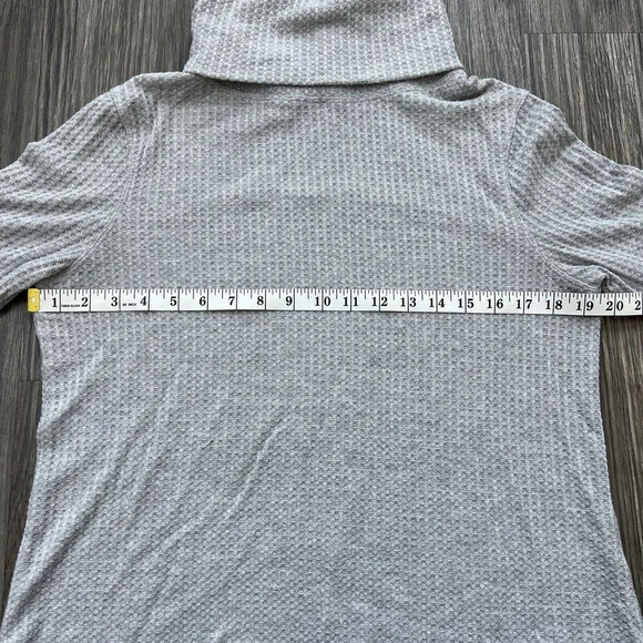 Susina Waffle Knit Long Sleeve Turtle Neck Top Light Gray Raw Hem Size Small - Picture 2 of 5